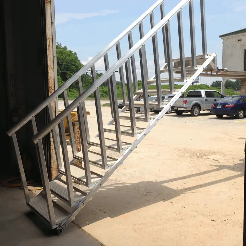Self-adjusting articulating dock staircase with steps that stay level as it rotates
